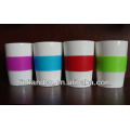 Taza de cerámica blanca con mangas multicolores de silicona